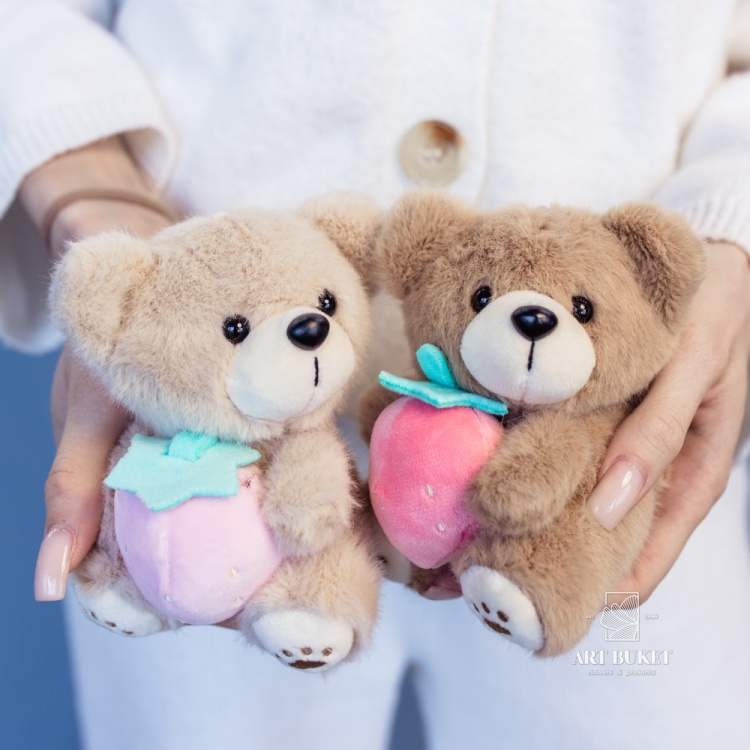 Брелок медведь с клубничкой 11 см