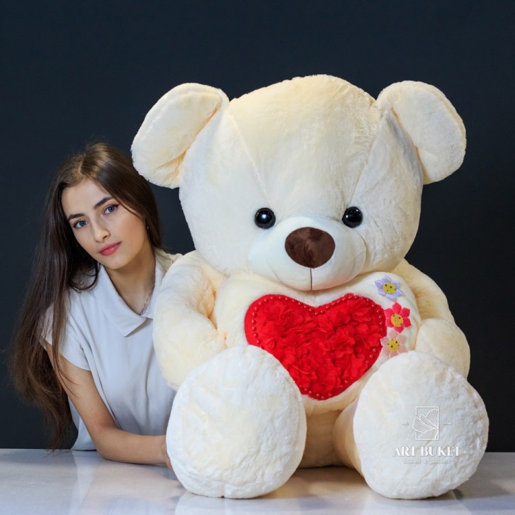 Большой медведь на сердце цветы