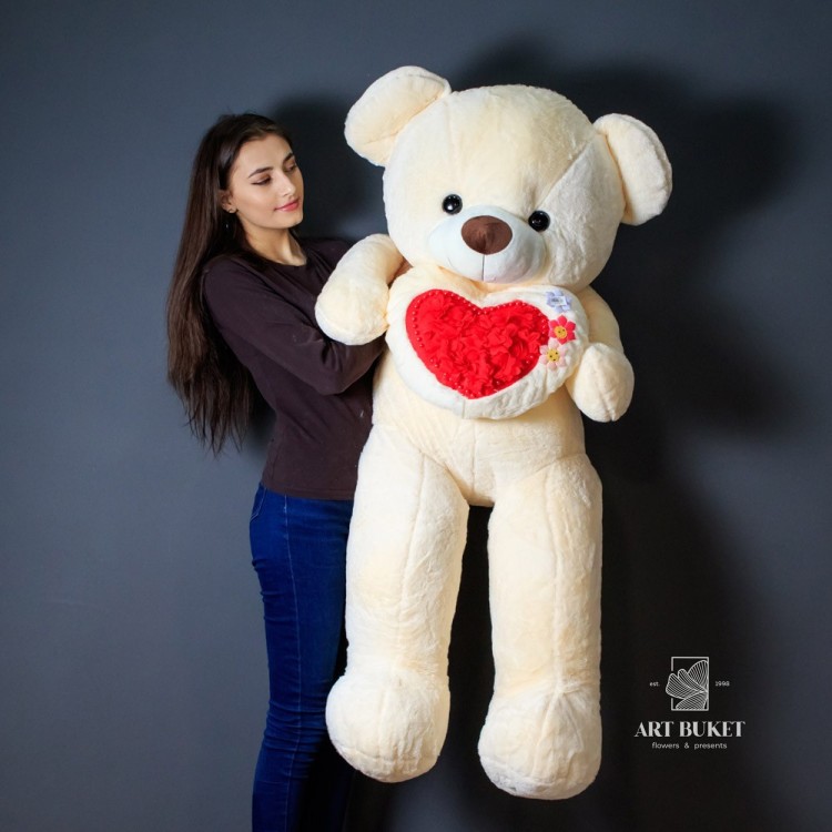 Большой медведь на сердце цветы