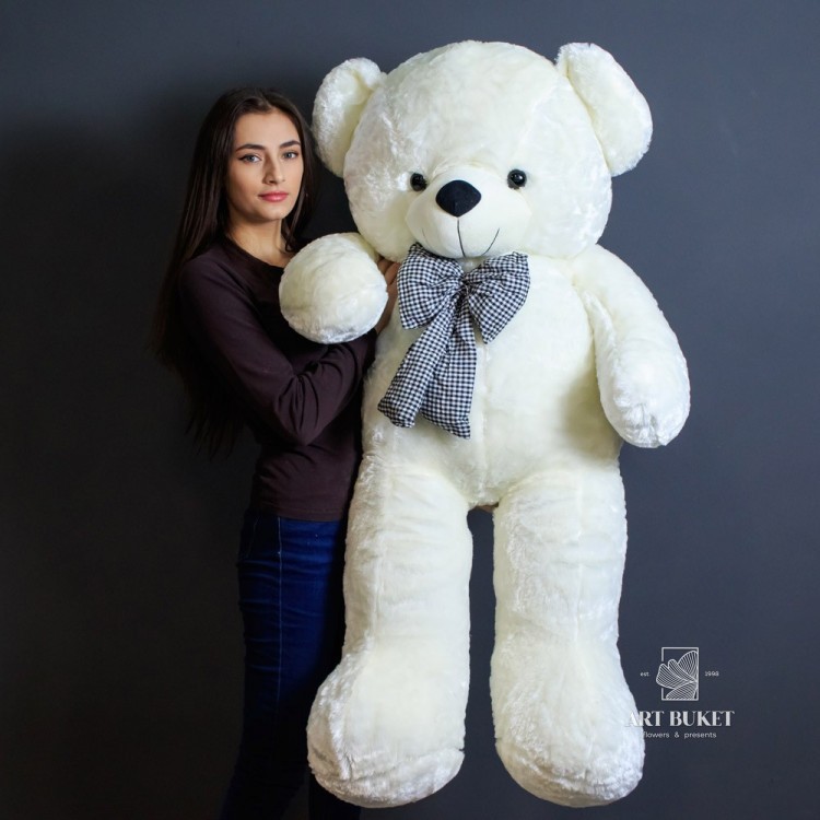 Большой медведь с клетчатым бантом