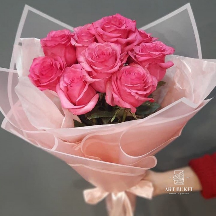 9 розовых роз