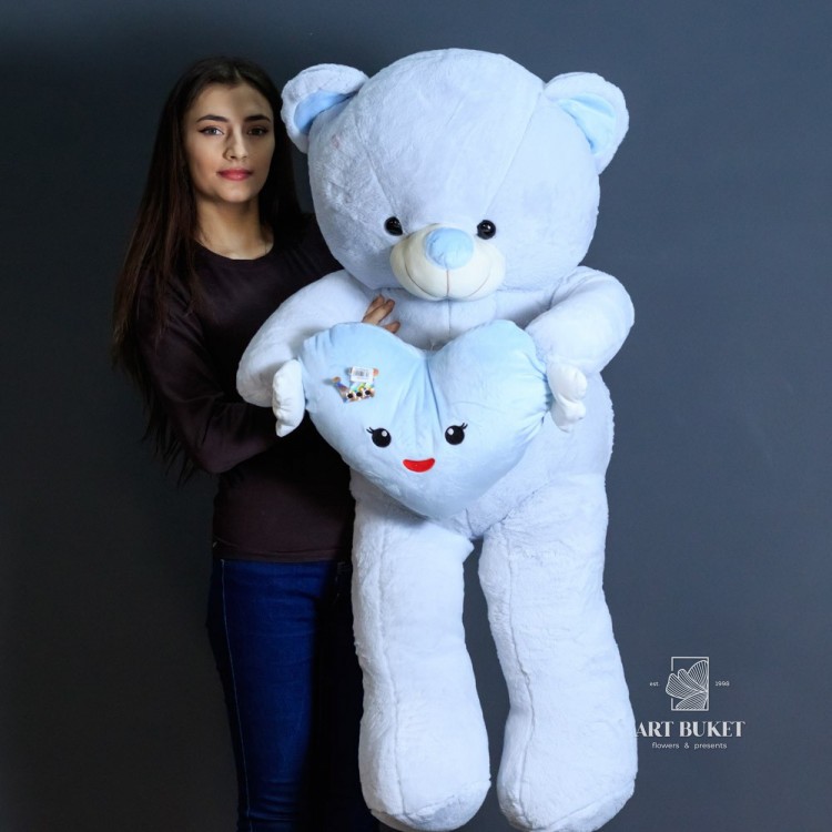 Большой медведь с короной на сердце