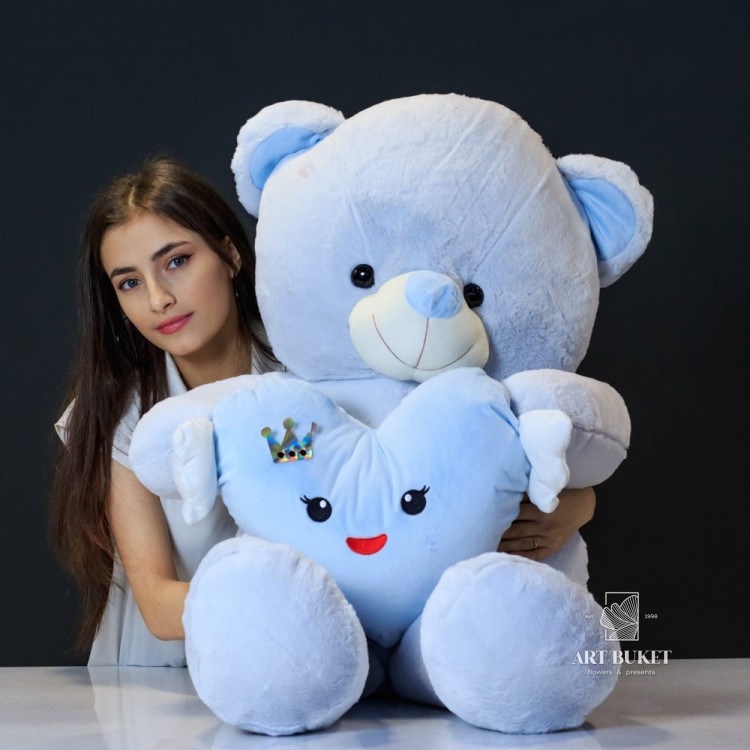 Большой медведь с короной на сердце