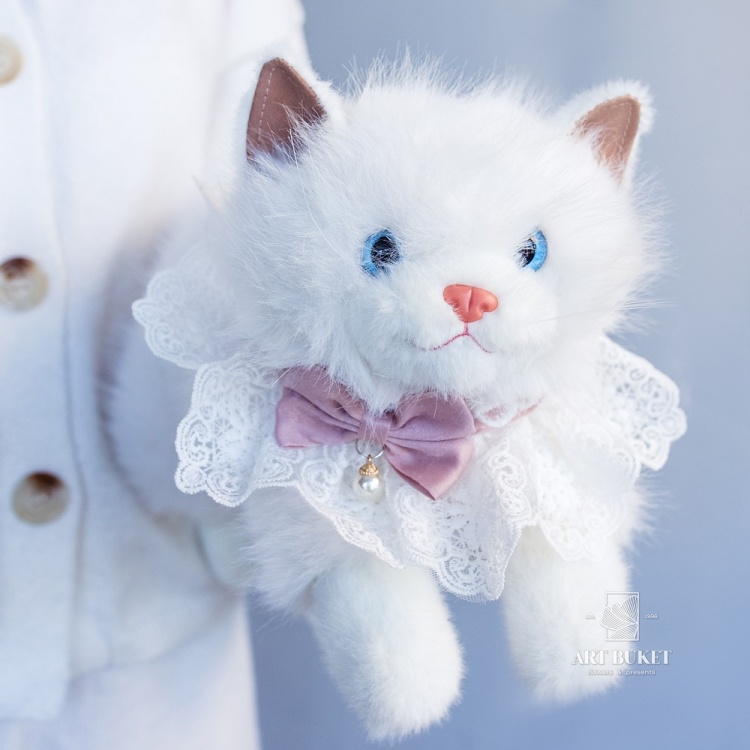 Кот лежачий музыкальный 40 см белый