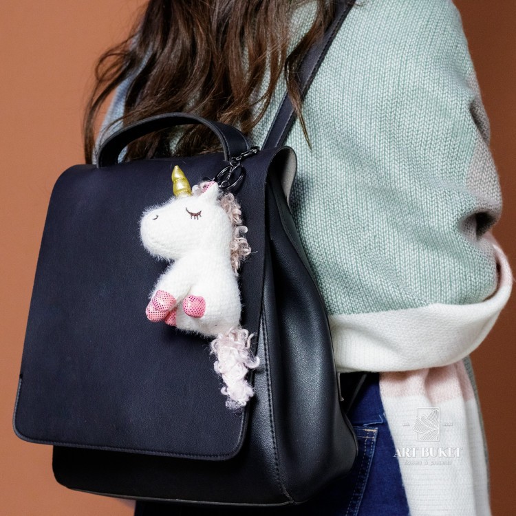Брелок единорог вязаный
