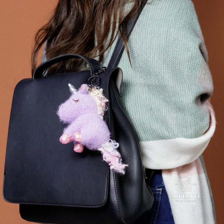 Брелок единорог вязаный