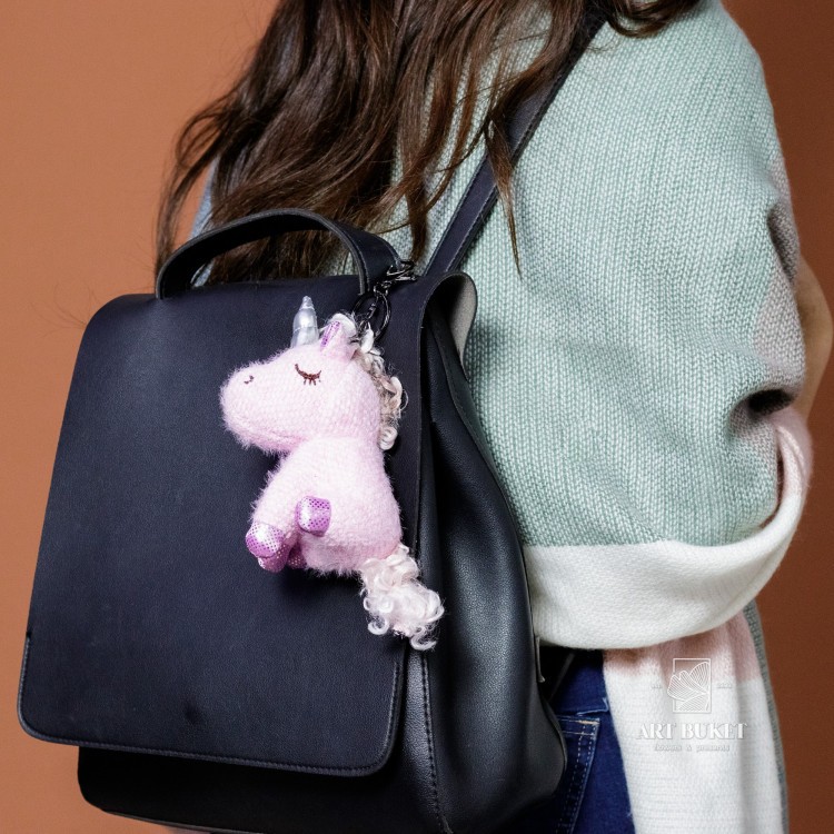 Брелок единорог вязаный