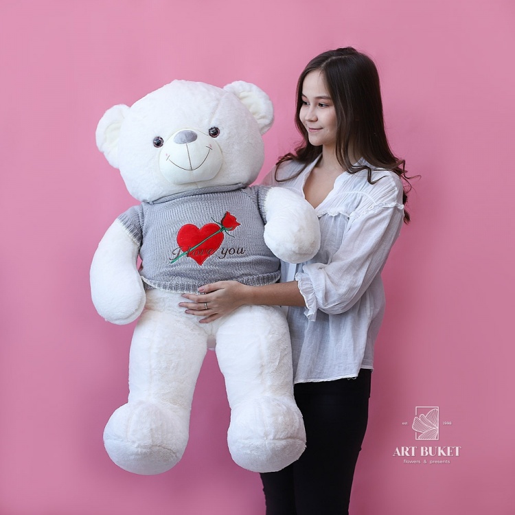 Медведь большой белый с сердцем на свитере