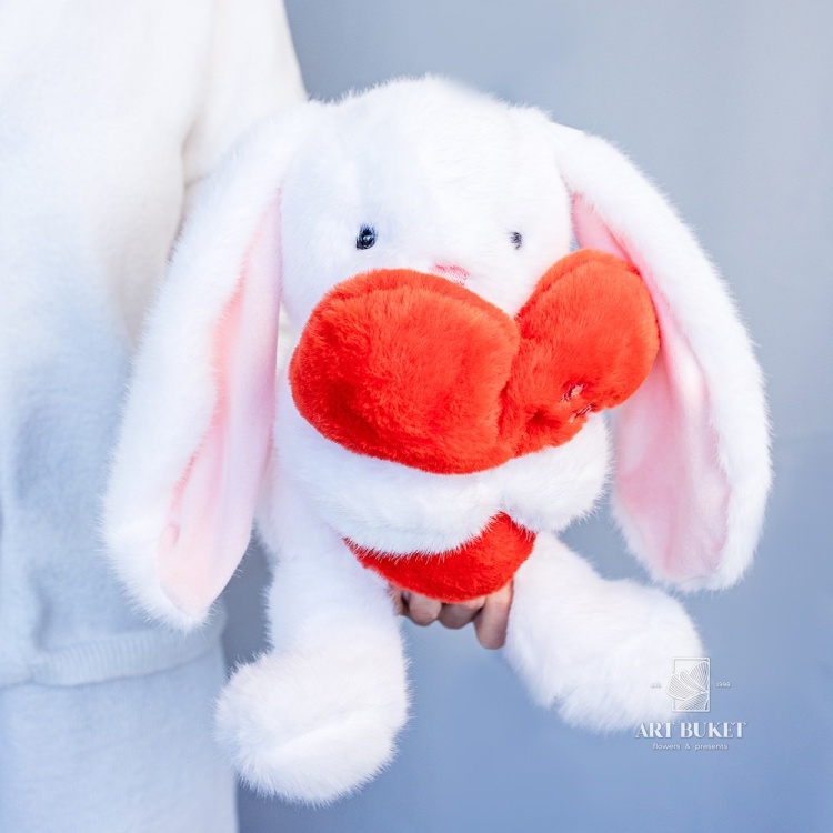 Заяц белый с сердцем 25 см