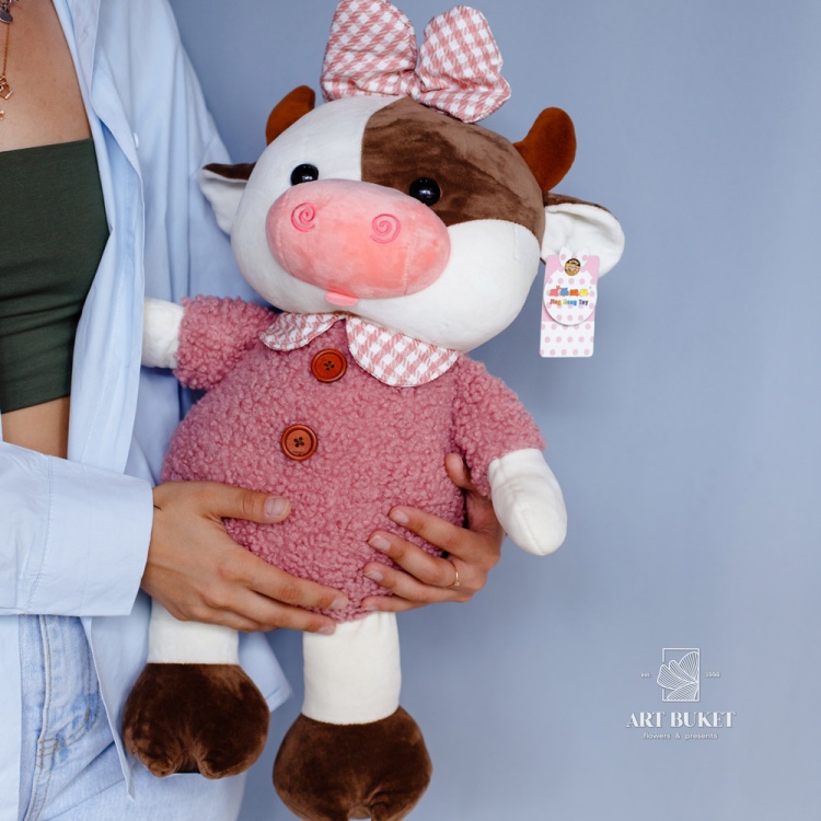 Корова с бантом в розовом свитере 