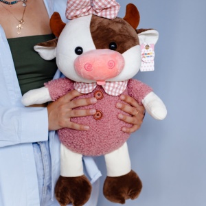 Корова с бантом в розовом свитере 