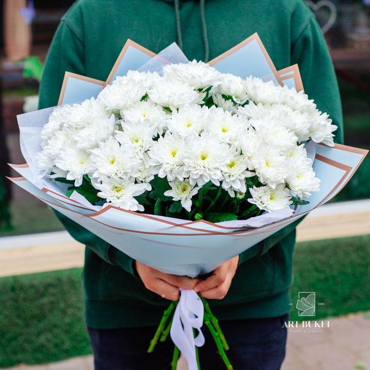 7 белых хризантем