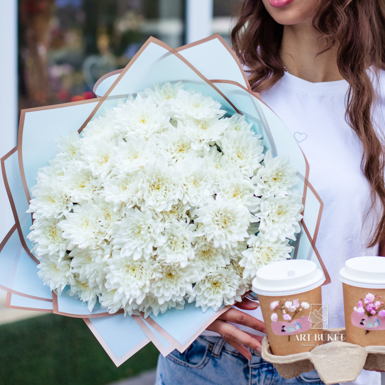 7 белых хризантем