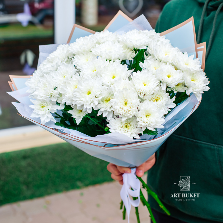 7 белых хризантем