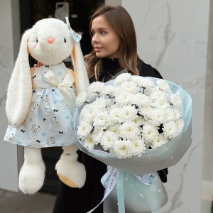 Подарочный набор «Зайка» с букетом цветов