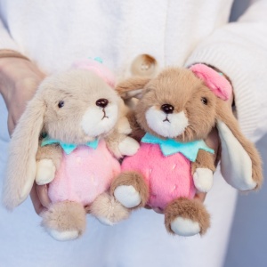 Брелок зайка, костюм клубничка 13 см