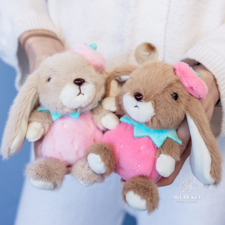 Брелок зайка, костюм клубничка 13 см