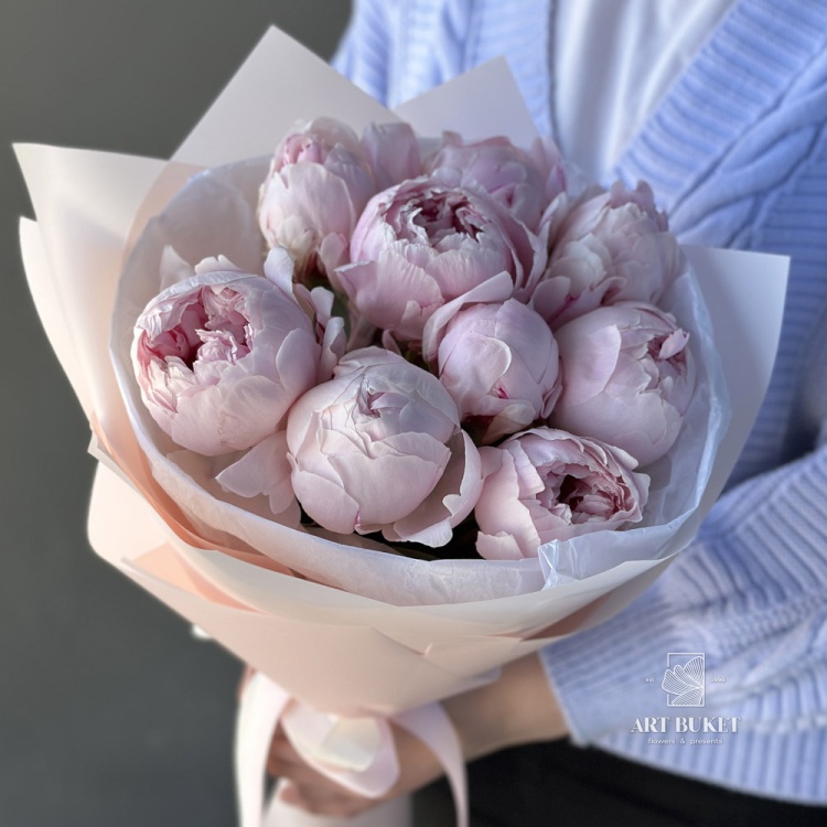 9 ярко-розовых пионов