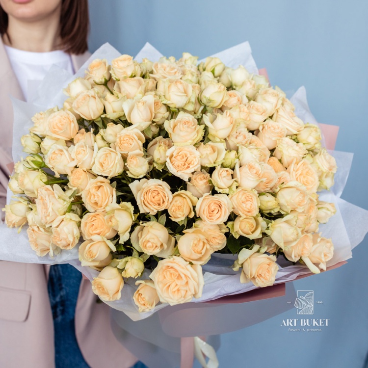 19 кустовых кремовых роз