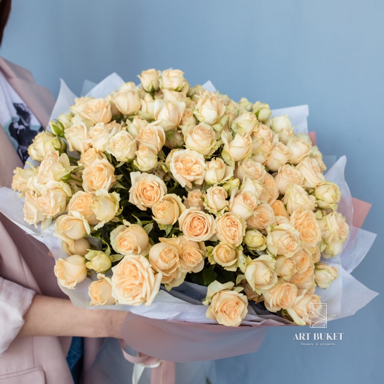19 кустовых кремовых роз