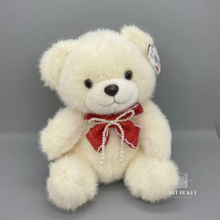 Медведь с красным бантом с жемчужным украшением