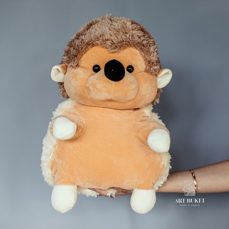 Еж коричневый с короткими иголками сидячий