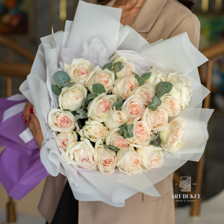 25 пионовидных роз "Уайт охара"