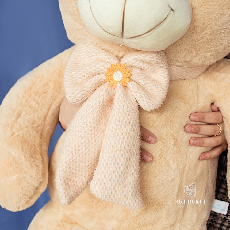 Медведь с ромашкой на бантике 110 см, бежевый