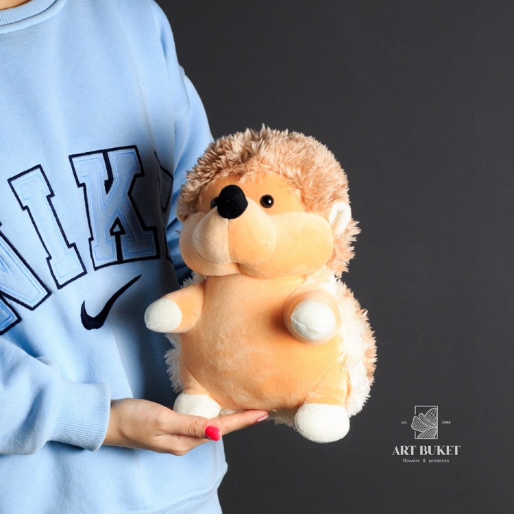 Еж коричневый с короткими иголками сидячий