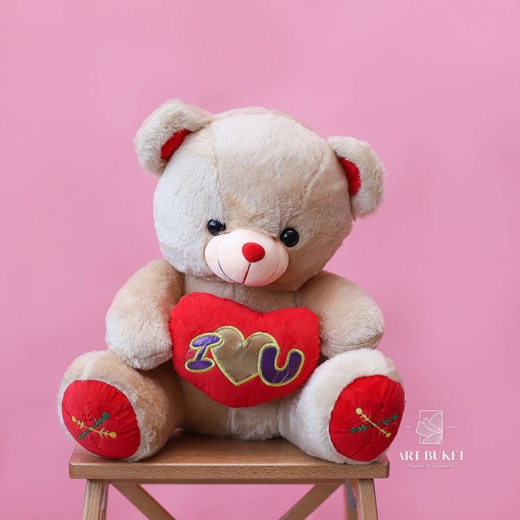 Медведь с красными лапами и сердцем Te Amo