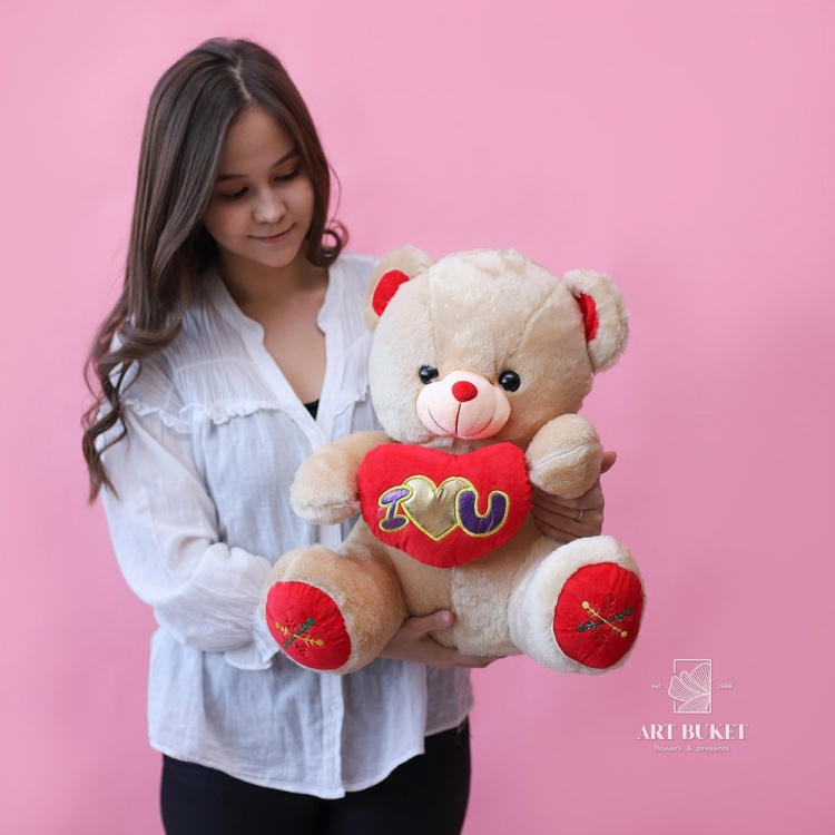 Медведь с красными лапами и сердцем Te Amo