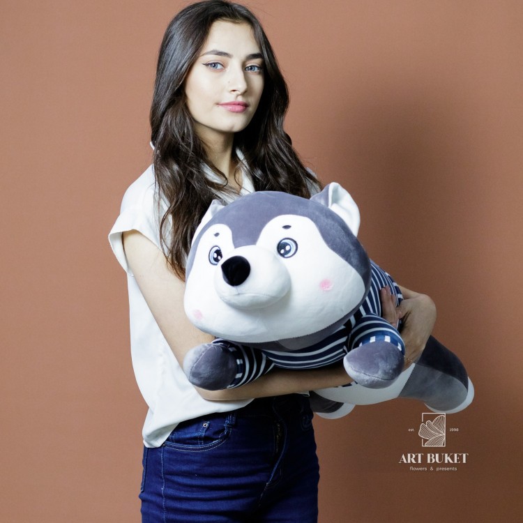 Собака лежачая в полосатом свитере