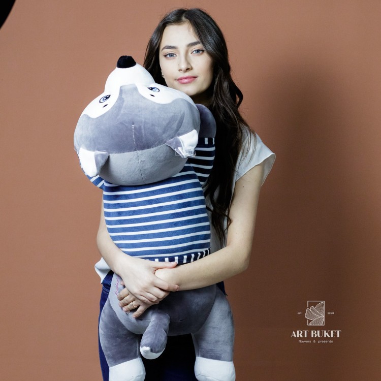 Собака лежачая в полосатом свитере