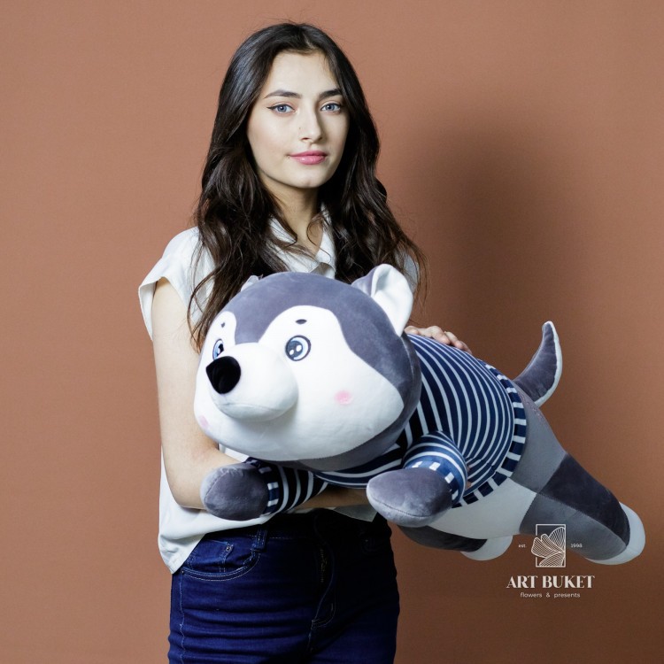 Собака лежачая в полосатом свитере