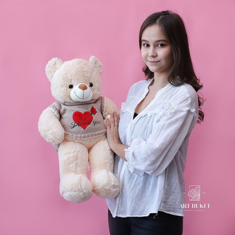 Медведь бежевый с сердцем на свитере