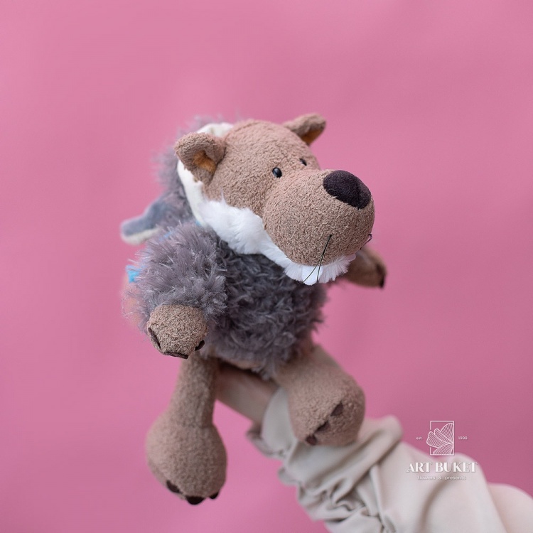 Волк в шубке с капюшоном