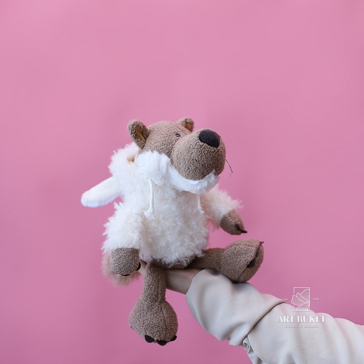 Волк в шубке с капюшоном