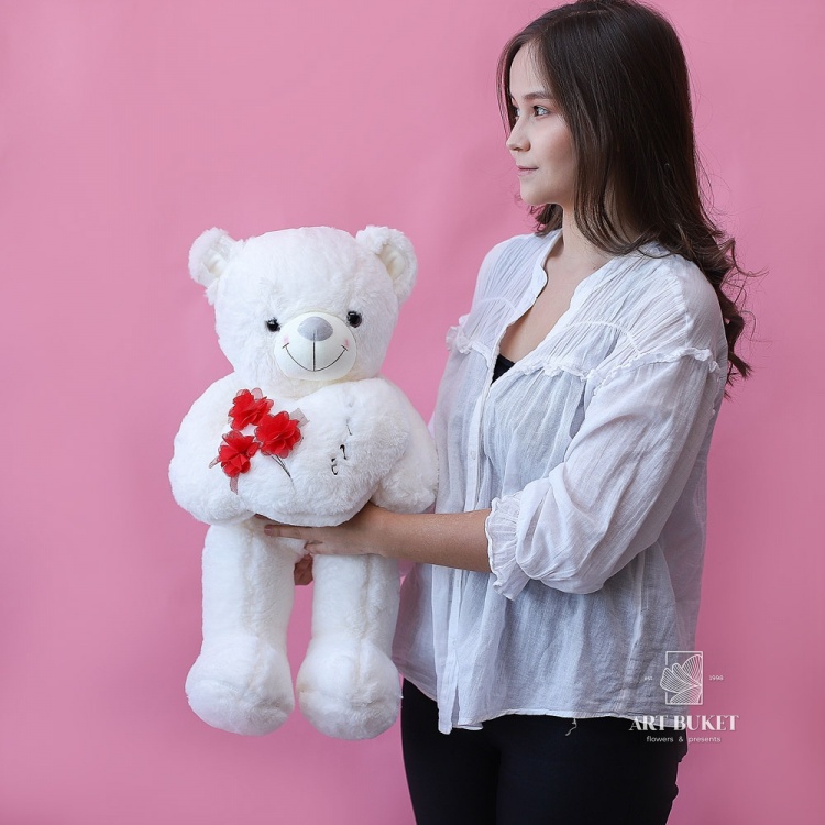 Медведь белый с гвоздикой на сердце