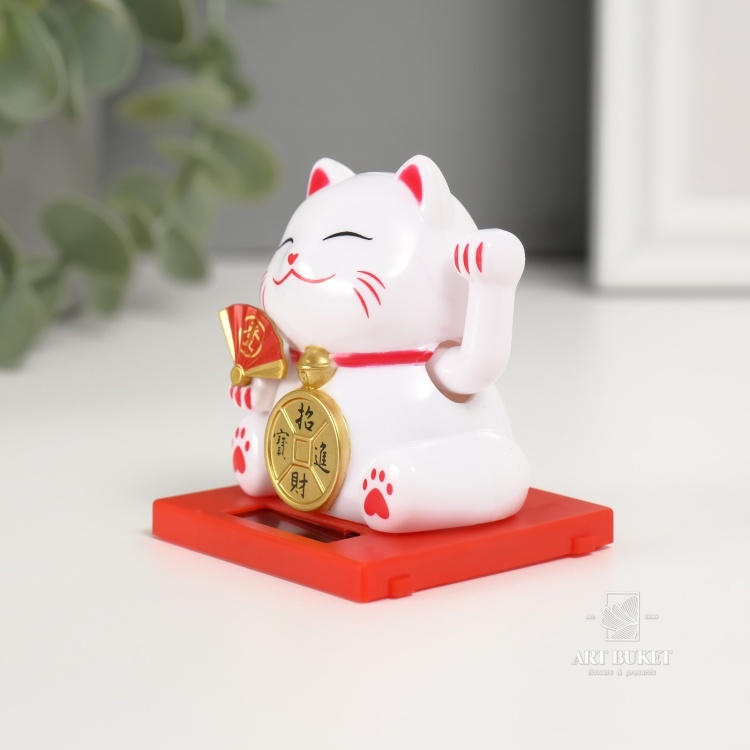 Маятник пластик "Белый Манэки-нэко с веером и монеткой" 5х5х5 см 