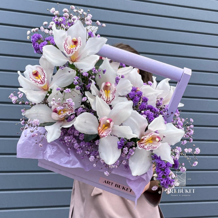 Композиция в ящике с орхидеями