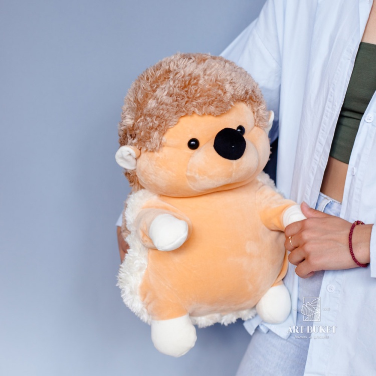 Еж средний коричневый с короткими иголками сидячий