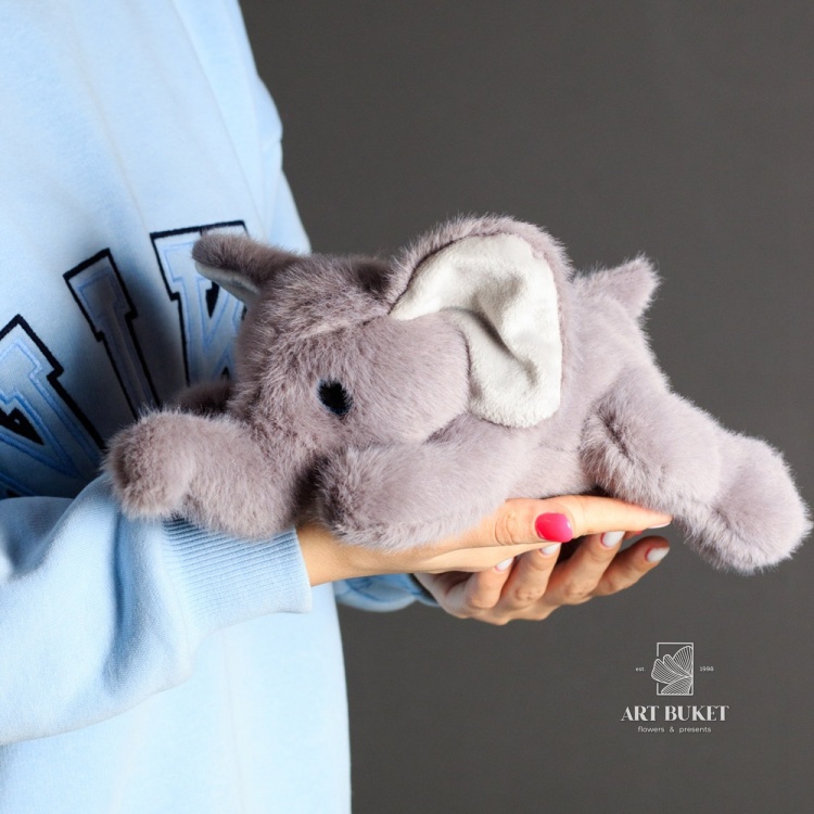 Слон маленький серый лежачий