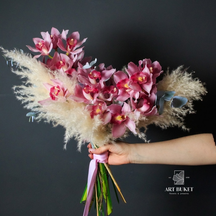 Букет с орхидеями
