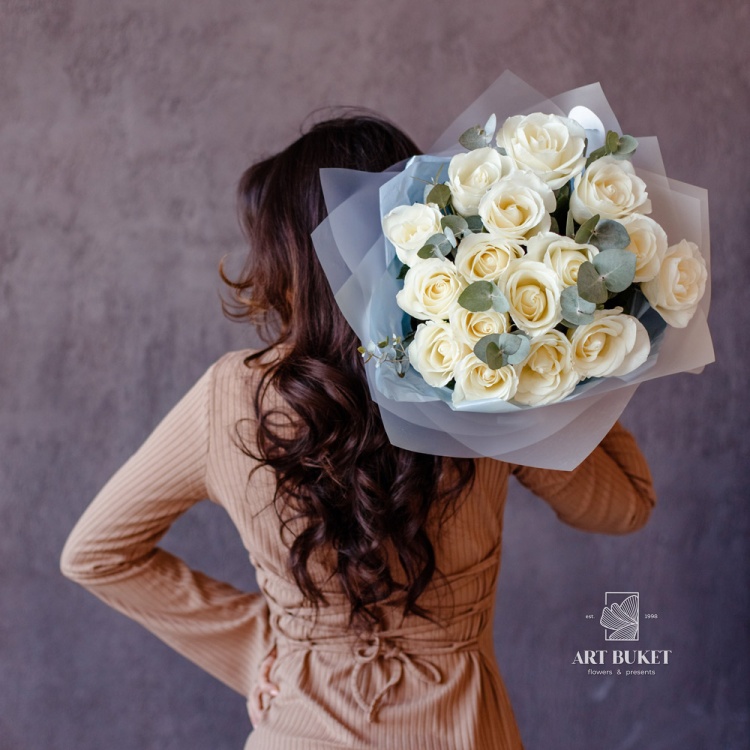 15 белых роз