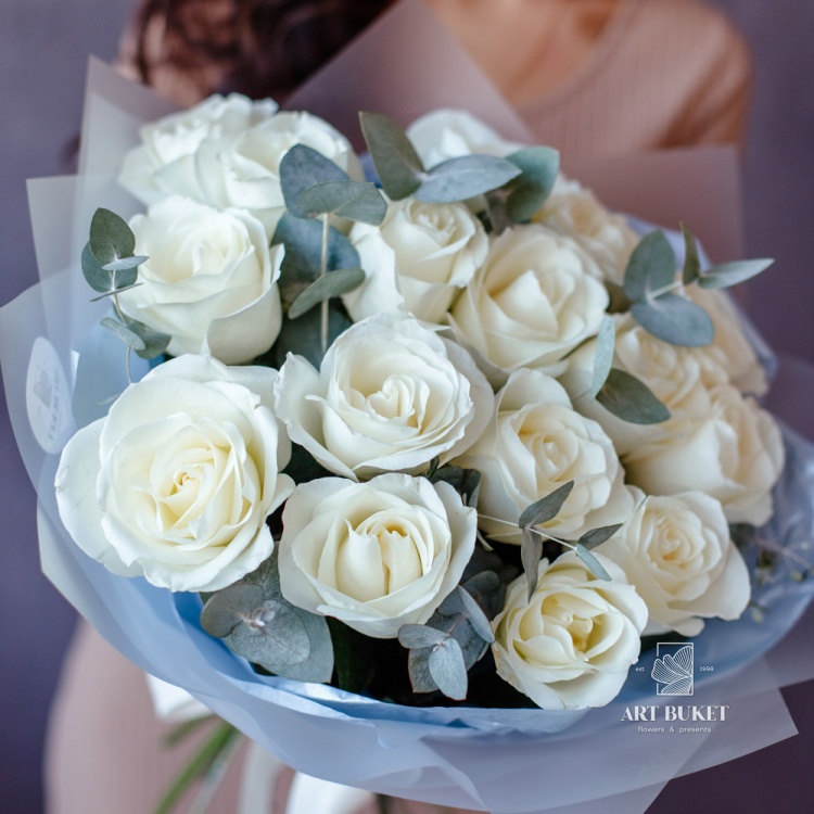 15 белых роз