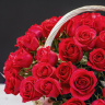 101 красная роза в плетеной корзине