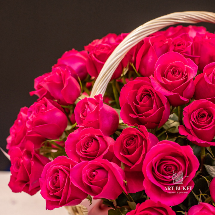 101 розовая роза в плетеной корзине
