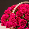 101 розовая роза в плетеной корзине