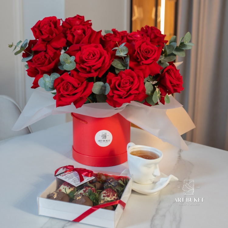 Цветочная композиция + клубника в шоколаде