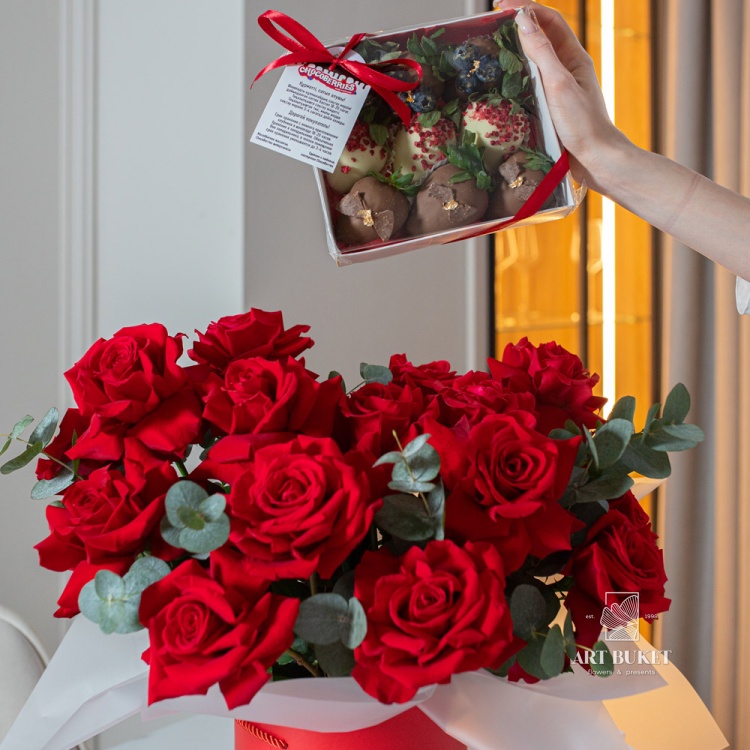 Цветочная композиция + клубника в шоколаде